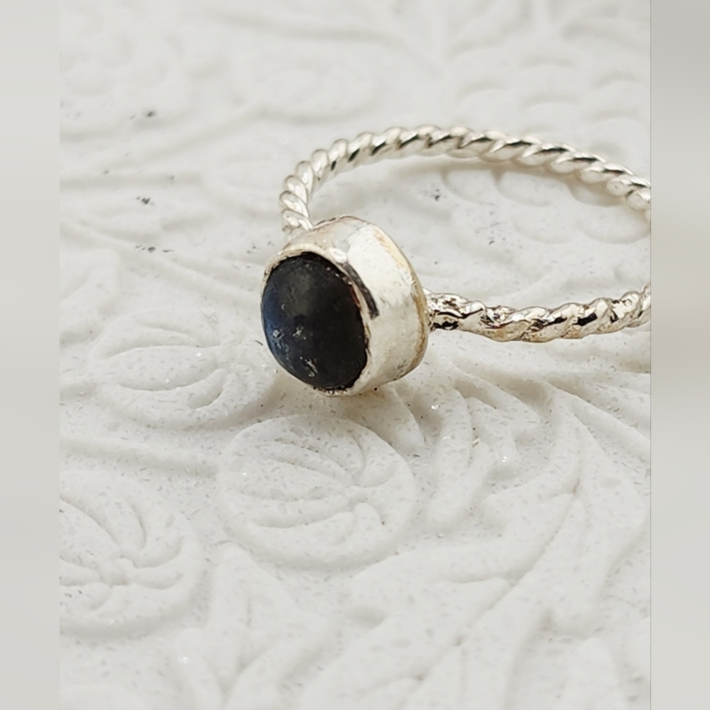 LABRADORITE HANDMADE RING WITH A TWISTED RING BAND UNISEX SIZE 7 - Picture 9 of 9